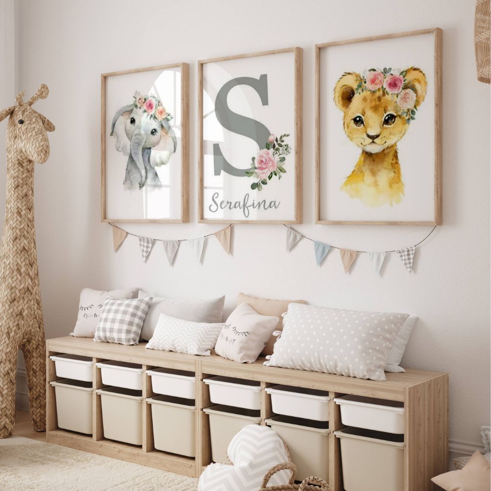 affiche animaux savane lion, éléphant et initiale grise - couronne de fleur sur les animaux et la lettre