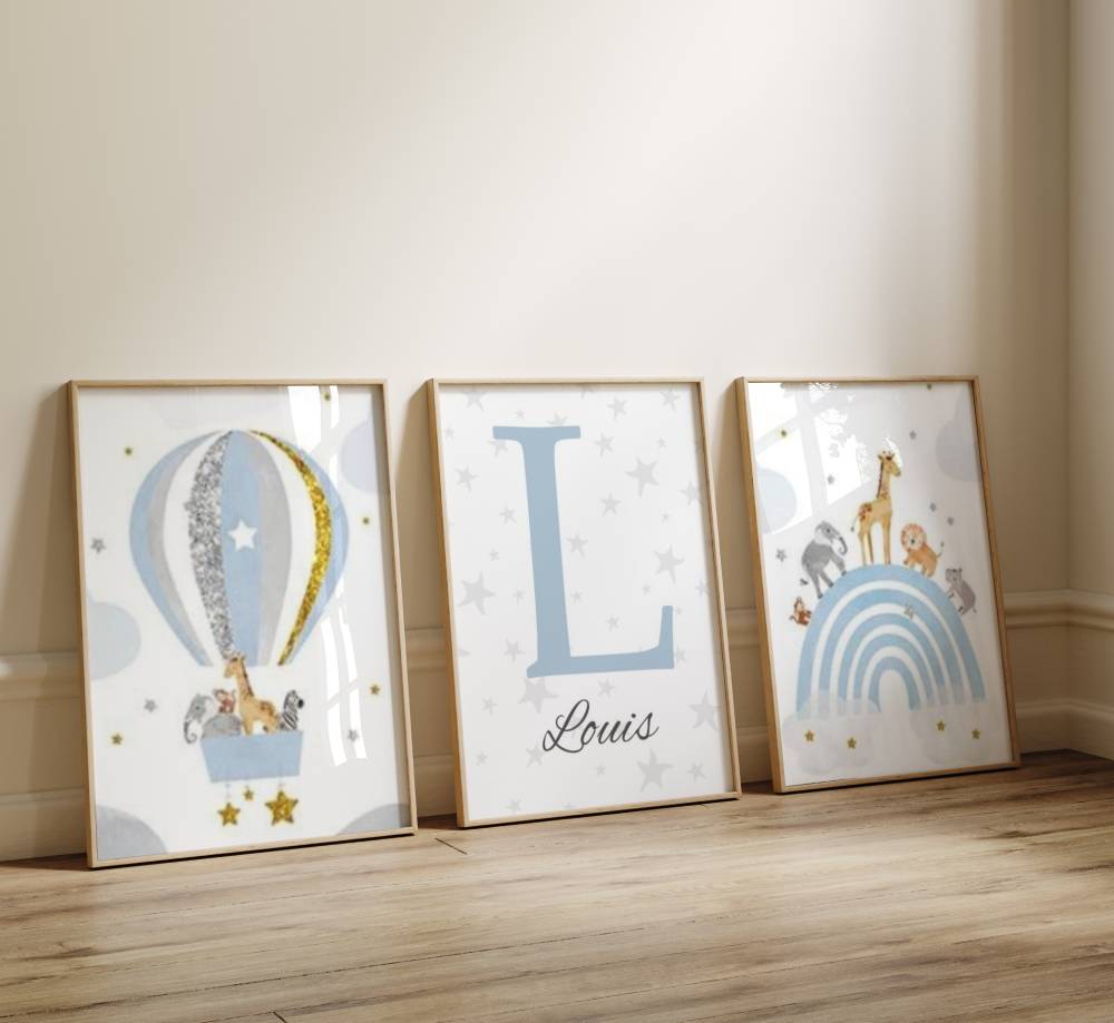 Ensemble de 3 affiches déco chambre bébé garçon – montgolfière, initiale et animaux savane bleus