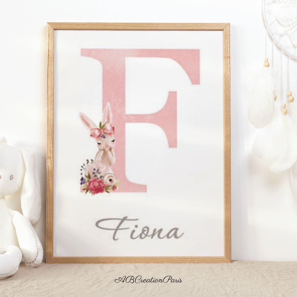 affiche avec initiale et prenom, couleur rose, theme lapin
