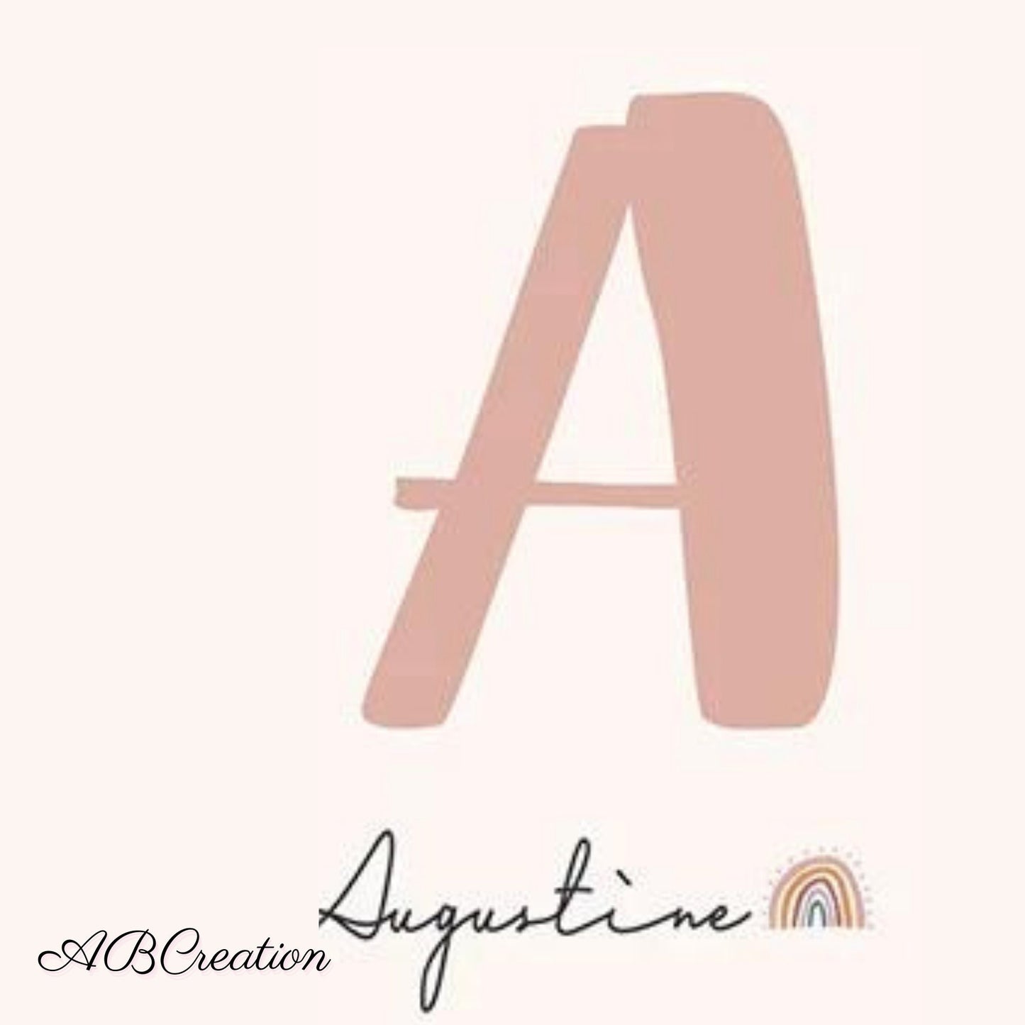 affiche avec une initiale , un prénom et un arc en ciel