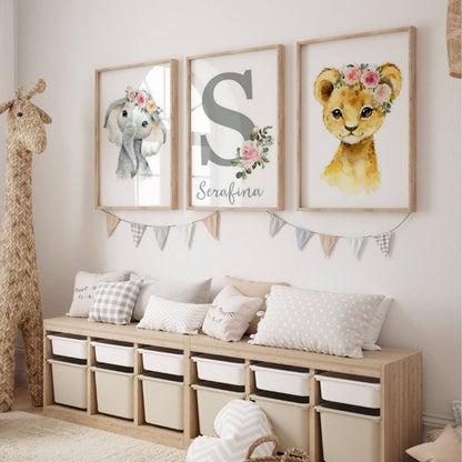 affiche animaux savane lion, éléphant et initiale grise - couronne de fleur sur les animaux et la lettre