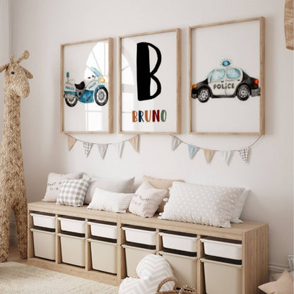 Affiche murale représentant une voiture de police, une moto de police et une affiche avec une initiale et un prénom