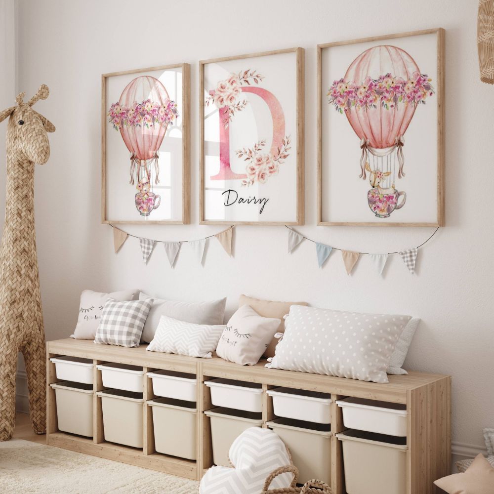Décoration chambre bébé fille coloris rose. Affiche montgolfière et une affiche initiale et prénom 