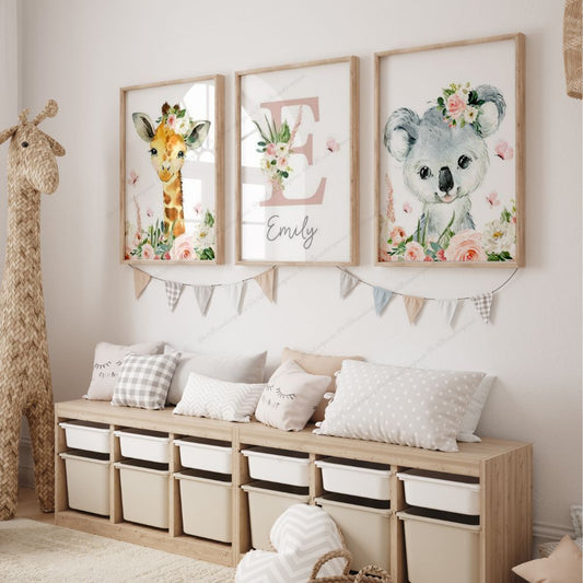 affiche animaux girafe et koala avec affiche prenom personnalise rose poudre