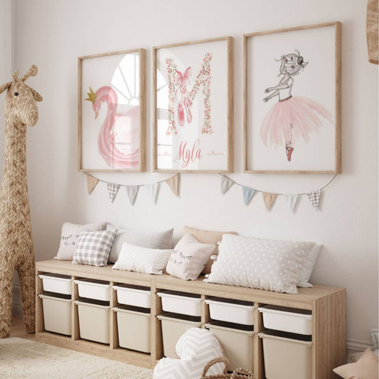 Tirio d'affiche pour chambre fille avec un cygne rose, une petite danseuse en tutu rose et une affiche avec une initial faites en fleur, une paire de chausson accroché et un prénom