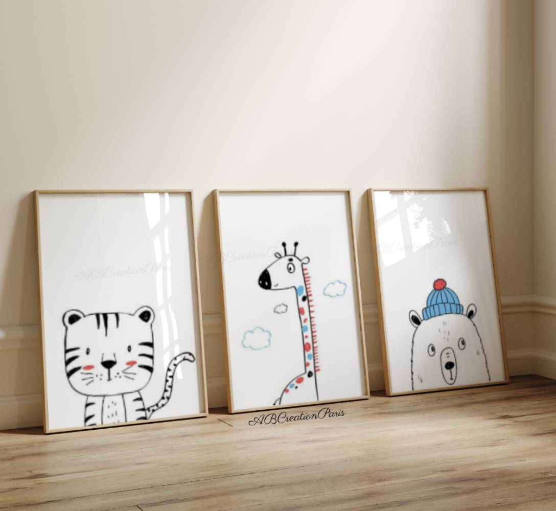 3 toiles murales représentant des animaux minimaliste. Un lion, un ours portant un bonnet bleu et une girafe. Chaque illustration est de style scandinave