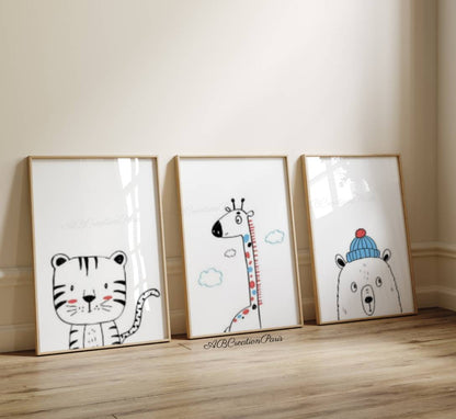 3 toiles murales représentant des animaux minimaliste. Un lion, un ours portant un bonnet bleu et une girafe. Chaque illustration est de style scandinave