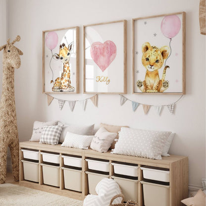 Affiche bébé animaux avec un ballon rose et des étoiles en arriere plan- Au centre une affiche avec un coeur rose et en dessous un prénom écrit en or