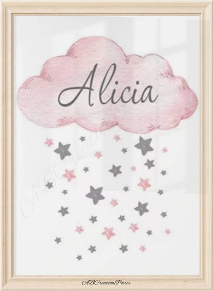 affiche nuage rose et pluie d'étoile rose et grises. Un prénom est inscrit en manuscrit dans le nuage