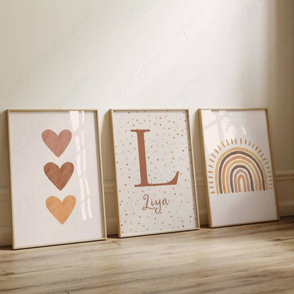affiche terracotta et prénom personnalisé. Lot de 3 toiles murale avec une toile triple coeur, une toile arc en ciel et une toile avec initiale et prénom 