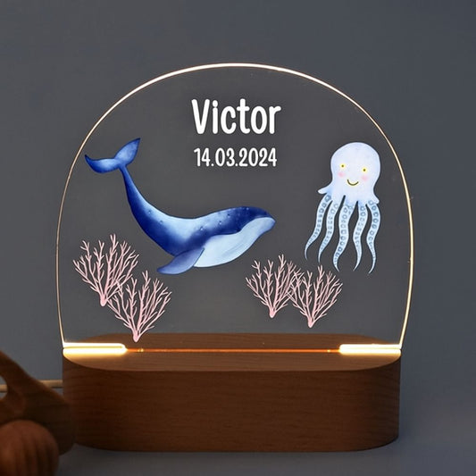 Lampe baleine bébé personnalisée Victor veilleuse océan LED socle bois thème marin pieuvre