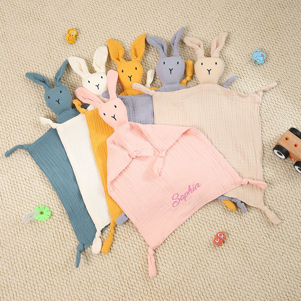 Ensemble de doudou lapin plat avec une personnalisation brodée