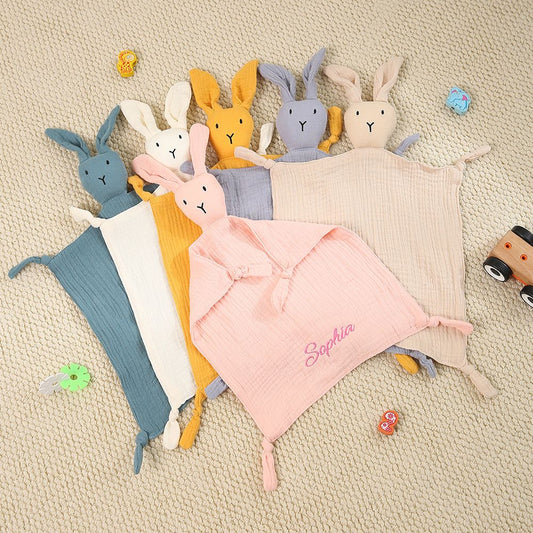 Ensemble de doudou lapin plat avec une personnalisation brodée