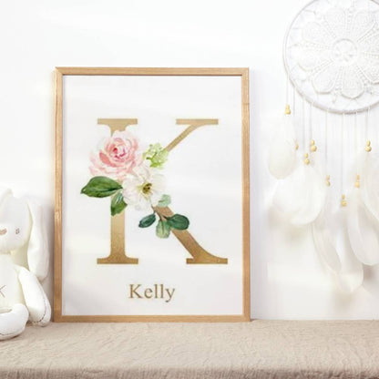 Affiche initiale en or et fleur avec le prénom en dessous. Cadeau bébé fille 