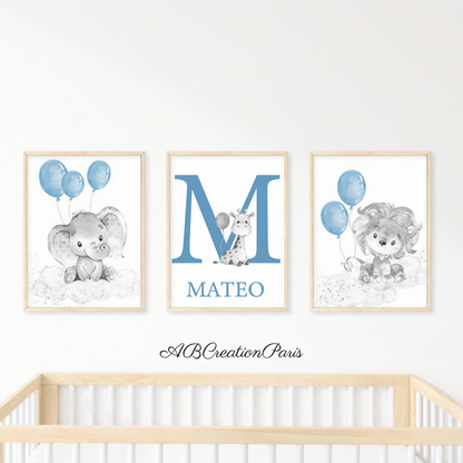 Triptyque d'affiches murales pour chambre bébé garçon avec éléphant, lion et girafe tenant des ballons bleus. Personnalisation avec prénom pour un cadeau de naissance unique.